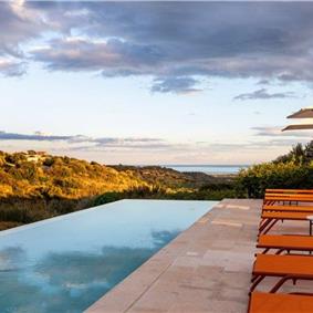 4 bedroom villa with infinity pool and sea views near Noto, Sicily, sleeps 8